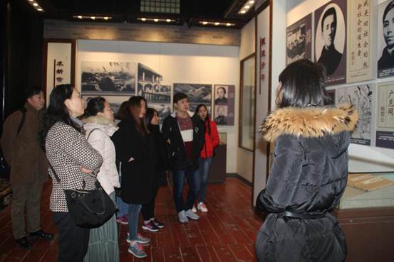 说明: 必赢官网留学生仔细浏览杨尚昆故居及其简介