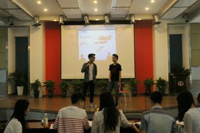 评委指导梅子舰同学表演