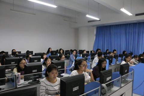 学生干部代表认真学习办公软件知识